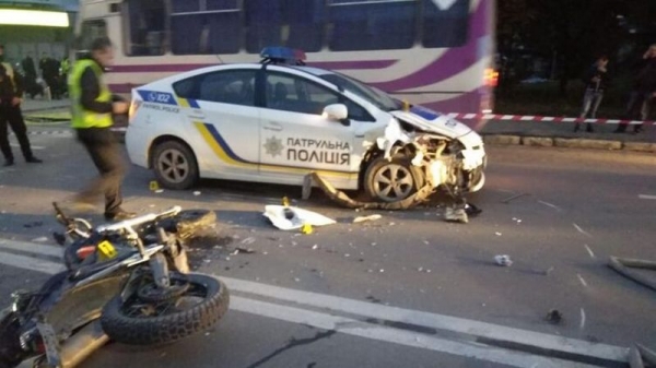 В Тернополе мотоциклист влетел в авто патрульных, скрываясь с места ДТП