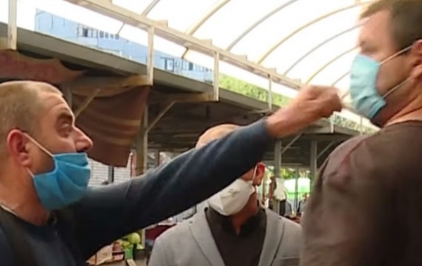 В Запорожье на рынке напали на журналистов В Запорожье на рынке напали на журналистов