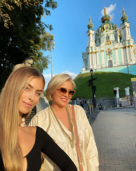 Внучка Ротару без бюстгальтера позировала у церкви Внучка Ротару без бюстгальтера позировала у церкви