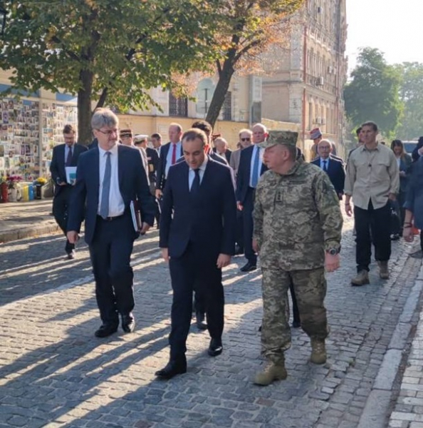 Военный десант. Кто посетил Киев и что пообещалСюжет Военный десант. Кто посетил Киев и что пообещалСюжет