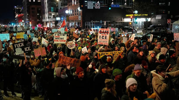 Волна протестов охватила США после гибели женщины от рук агента ICE Волна протестов охватила США после гибели женщины от рук агента ICE