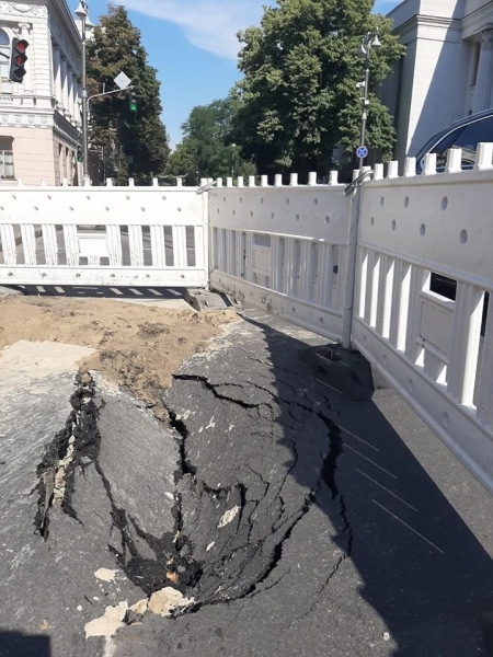 Возле Верховной Рады провалился асфальт Возле Верховной Рады провалился асфальт