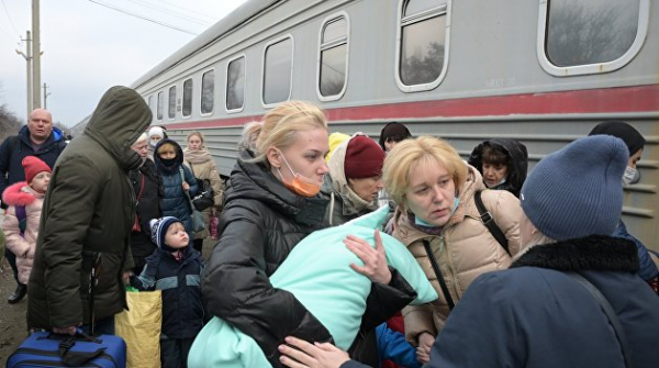 За сутки в Россию въехали 15 тысяч жителей Донбасса За сутки в Россию въехали 15 тысяч жителей Донбасса