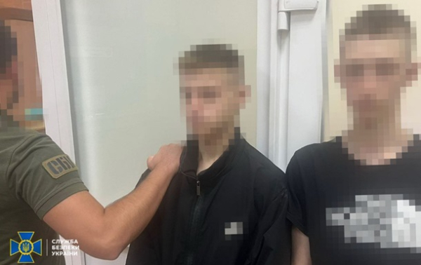 Задержаны три приспешника РФ, поджигавшие военные авто в Донецкой области Задержаны три приспешника РФ, поджигавшие военные авто в Донецкой области