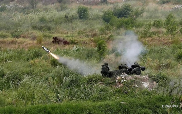 Защитники из Javelin уничтожили танк войск РФ Защитники из Javelin уничтожили танк войск РФ
