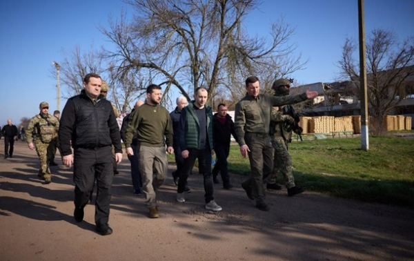Зеленский приехал с визитом в Херсонскую область Зеленский приехал с визитом в Херсонскую область