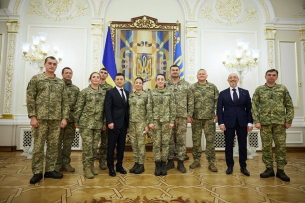 Зеленский вручил десяти военным награды 