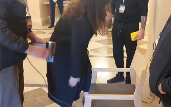 Зеленскому "грели место" перед пресс-конференцией Зеленскому "грели место" перед пресс-конференцией