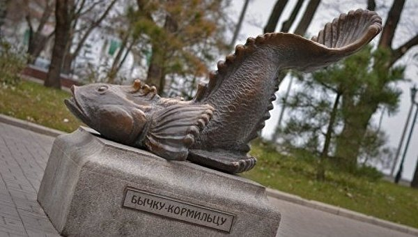 Женское белье, бабушка с семечками, галушки: удивительные памятники Украины