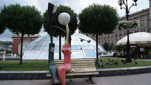 Женское белье, бабушка с семечками, галушки: удивительные памятники Украины